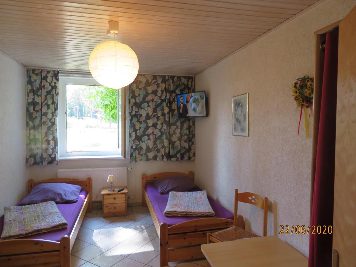 Hostel Waldhaus Am Ferienpark Mirow -Zimmer Du Wc Extérieur photo